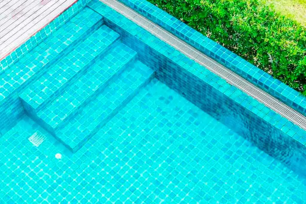 راهنمای جامع انتخاب کاشی استخری برای استخرهای زیبا و بادوام